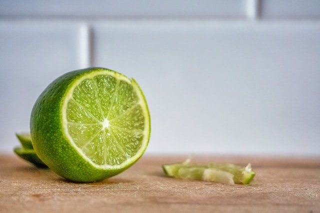 Lima cortada transversalmente para preparar mojito sin alcohol