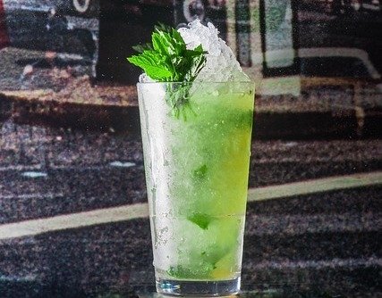 mojito sin alcohol con hielo picado y ramillete de menta